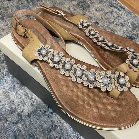 Patrizia by Spring Step Setrells Women’s Flat Sandals Size 38 (US 7.5-8)
Tan - Picture 11 of 13